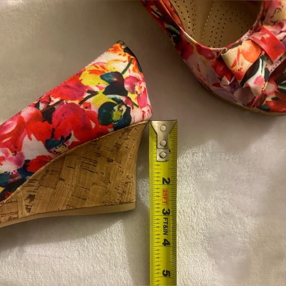 Dexflex comfort 6.5 floral peep toe wedge. Excellent condition. - Picture 3 of 7